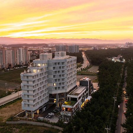 Отель Gangneung Pineart Label Экстерьер фото