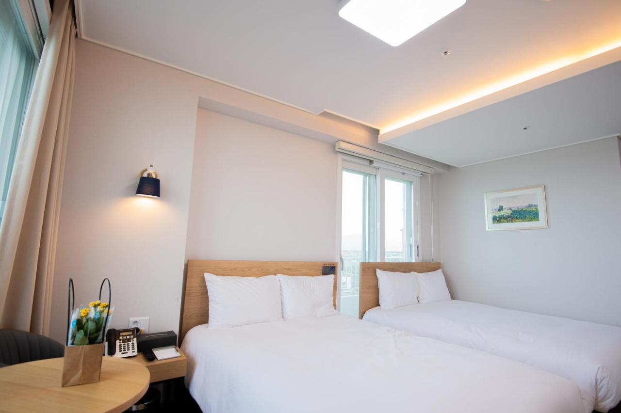 Отель Gangneung Pineart Label Экстерьер фото