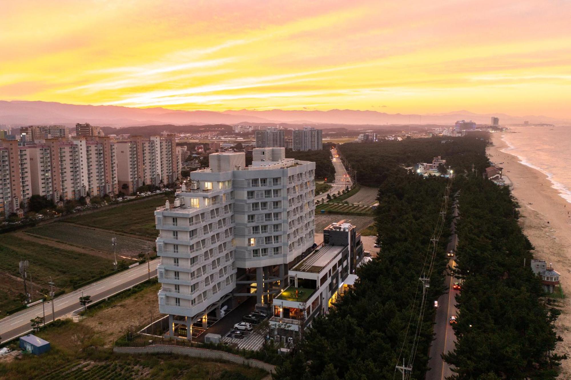 Отель Gangneung Pineart Label Экстерьер фото